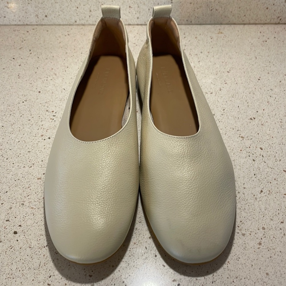 Women’s Everlane Leather Flats Size 9.5. Cream color pebbled leather.